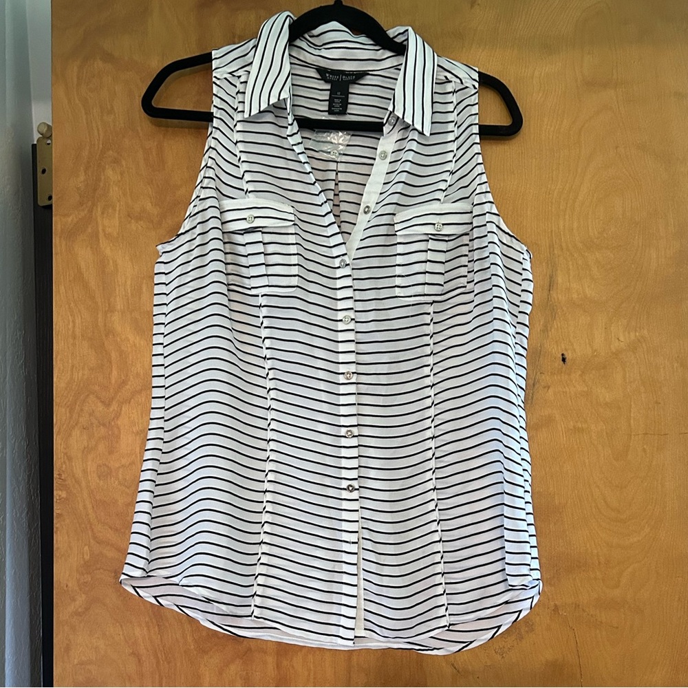 WHBM, 2 front pockets, size 12, NEW, button front 100% polyester
